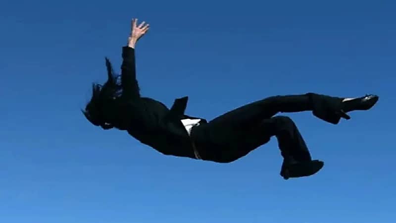 امرأة ترفض القبض على زوجها الذي ألقاها من شرفة الطابق الثاني لشقتهما