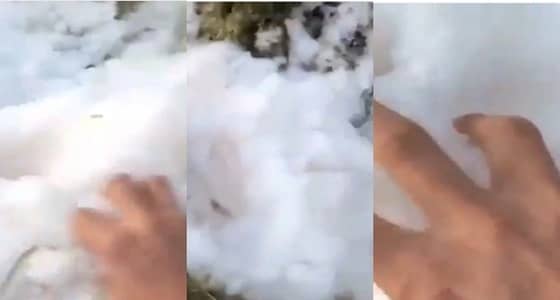 بالفيديو.. الماء يتحول إلى ثلج بأحد مزارع " بيشة "