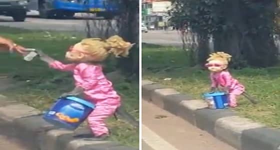 بالفيديو.. قرد على هيئة دمية يتسول من المارة