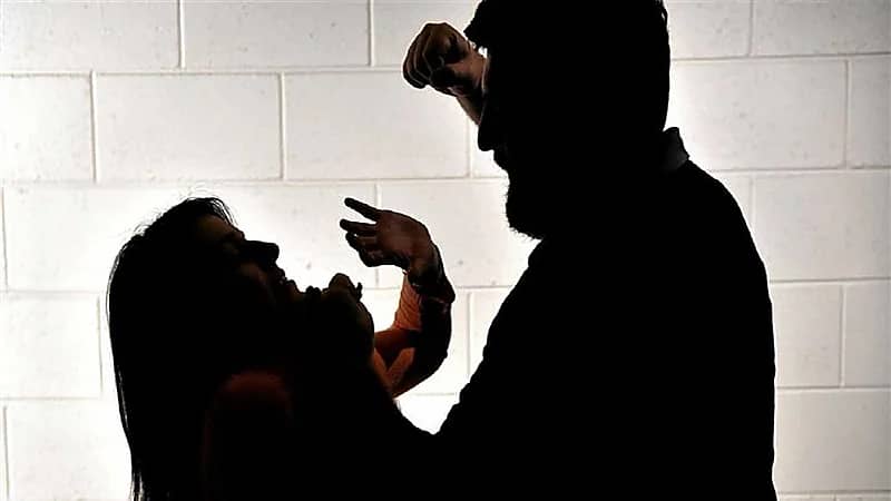 زوجة تستغيث من زوجها المدمن: خرج من المستشفى أسوأ