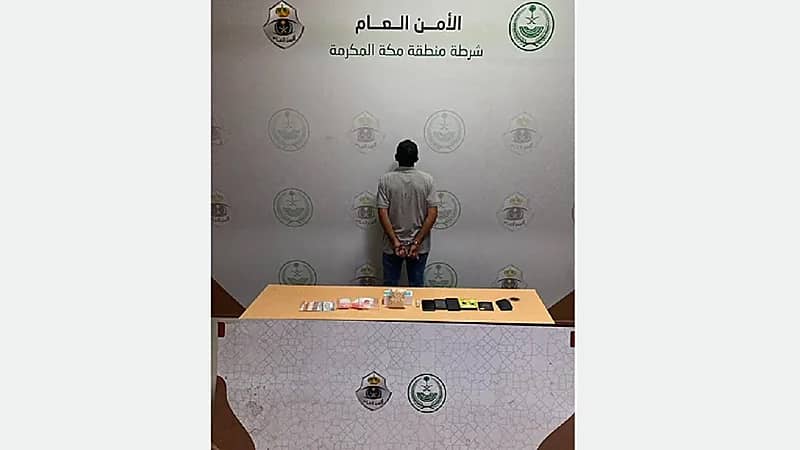 القبض على مخالف بحوزته سلاح ومواد مخدرة