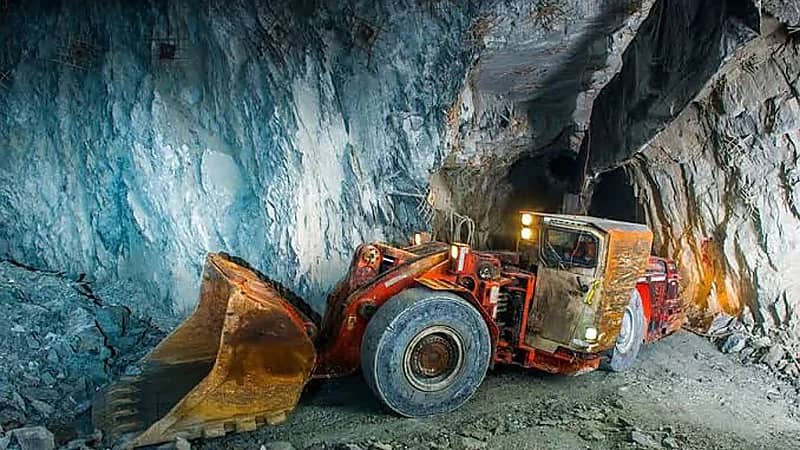 نقل خام الذهب من داخل منجم مهد الذهب .. فيديو