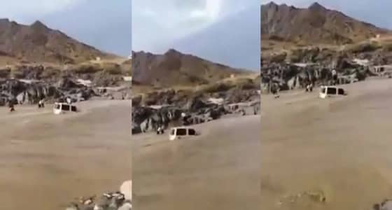 بالفيديو.. شابان ينقذان مواطن من سيول الريث