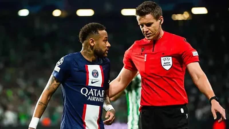 وسائل إعلام فرنسية تهاجم حكم مواجهة باريس سان جيرمان وآرسنال