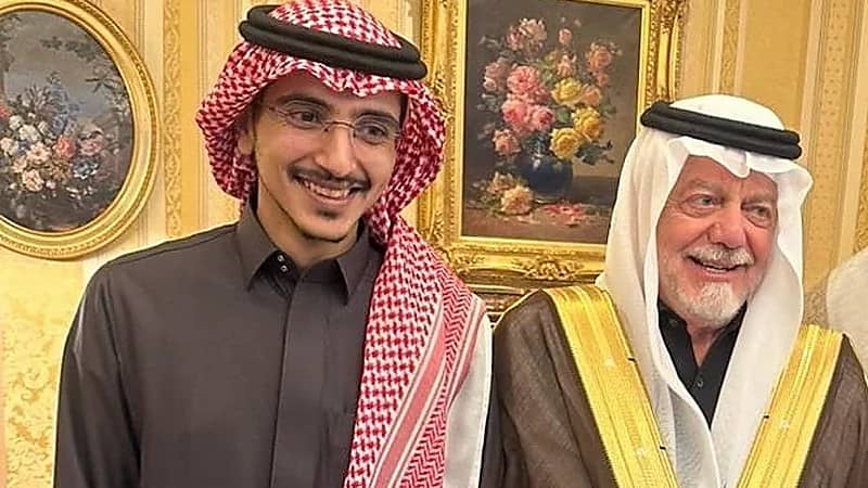 محمد المنجم يظهر مع رئيس نابولي بالزي السعودي .. صورة