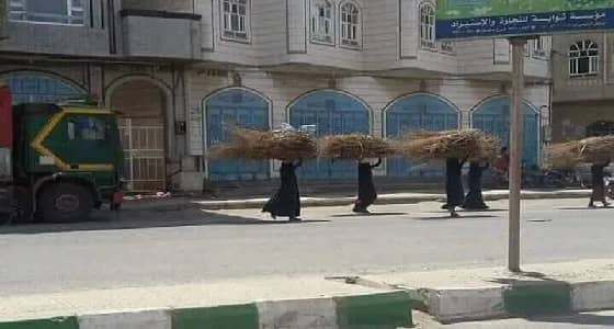ماخلفه انتهاكات الحوثي.. اليمنيات يحملن الحطب  لعدم توفر الغاز