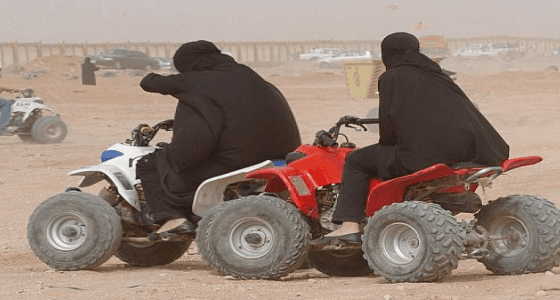 المرور تؤكد استمرار منع النساء ركوب " الدبابات "