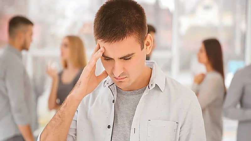 بالفيديو.. مختص يوضح أسباب الرهاب الاجتماعي من المناسبات