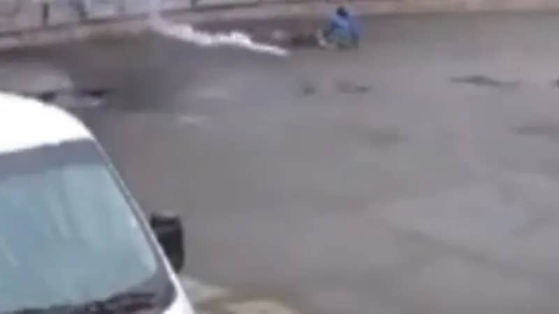 بالفيديو.. مشهد مرعب لمقتل " أوكراني " جراء القصف الروسي
