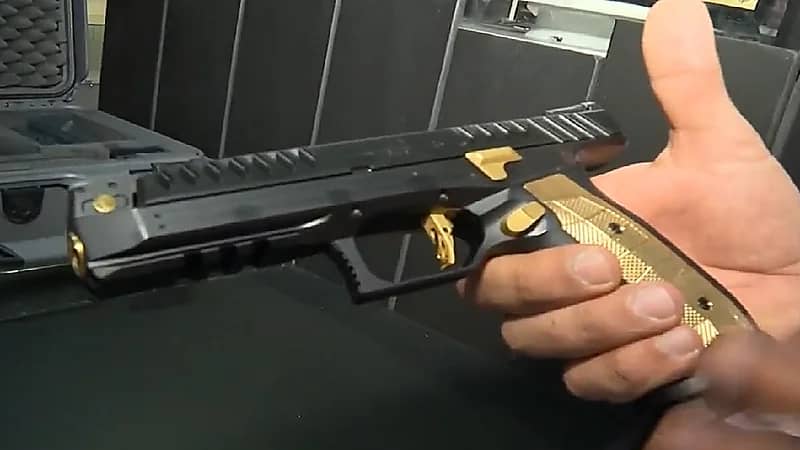 شاهد .. سلاح العوجاء النادر مطرز بالذهب وتتجاوز قيمته الـ 100 ألف ريال بمعرض الصيد