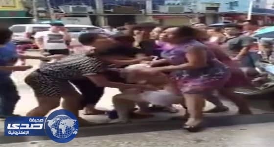 سيدات يجردن عشيقة زوج صديقتهن من ملابسها في الشارع