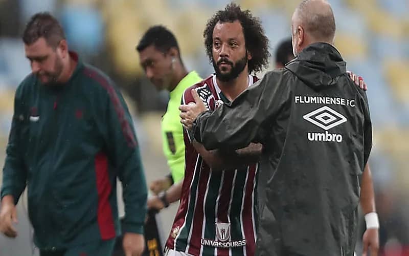 مدرب فلومينينسي يشتبك مع مارسيلو في الدوري البرازيلي .. فيديو