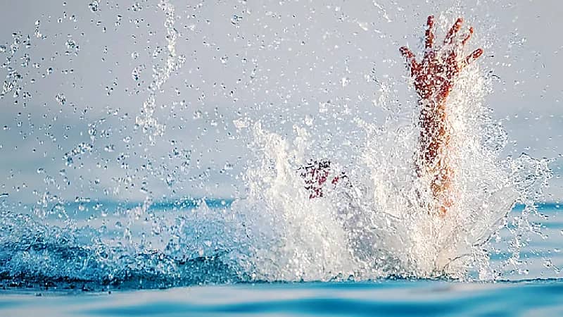 إنقاذ 3 مواطنين من الغرق أثناء ممارسة السباحة