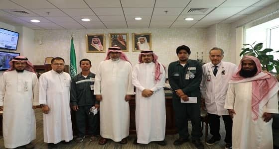 إسلام عاملين من الجنسية الفلبينية بمجمع الملك عبدالله