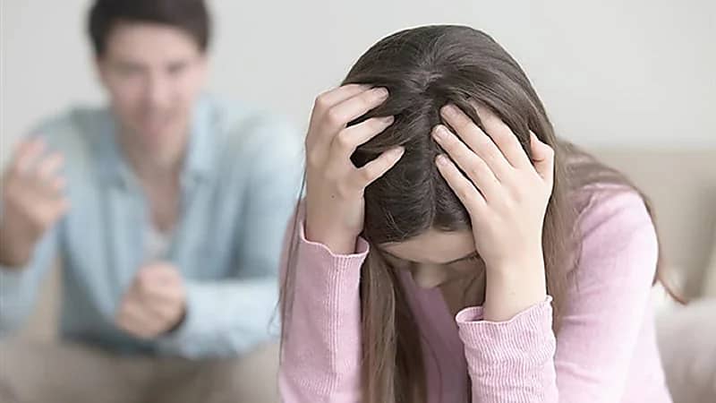 رجل يقاضي زوجته لكثرة بكائها!