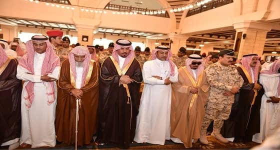 بالصور.. وزير الحرس الوطني يؤدي صلاة الجنازة علي الشهيد " عبدالله العنزي "