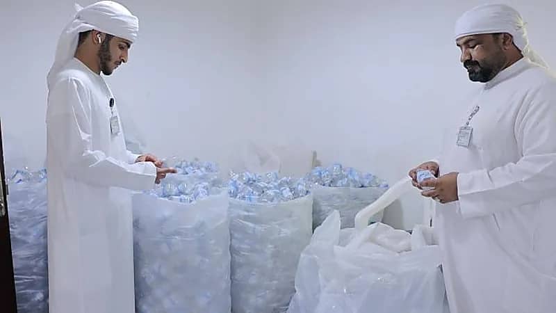 ضبط محتال يبيع مياه الخزان ويروج بأنها مياه زمزم بالإمارات