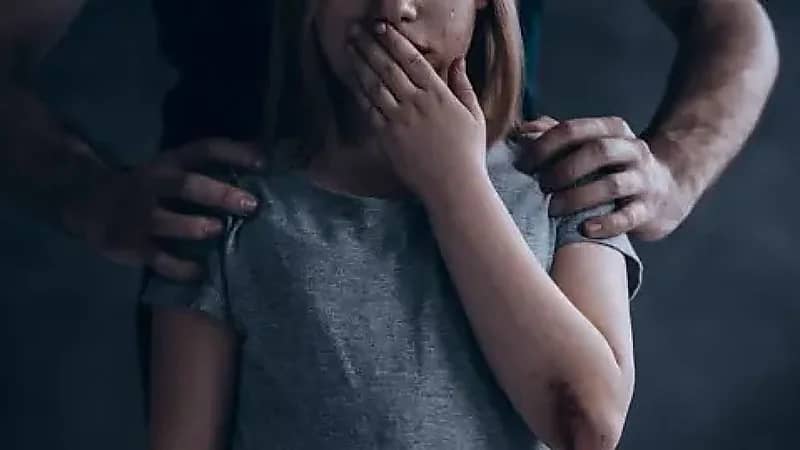 محاكمة 5 مسؤولين في قضية تحرش بطفلة