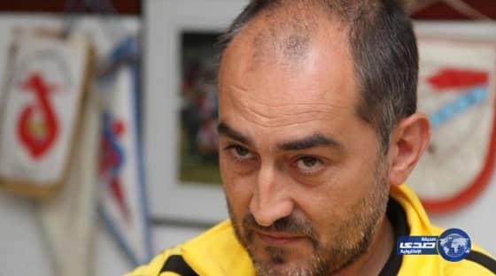 فنان تشكيلي يعبر عن حبه للملك برسم صورته بالأكريليك على السعف