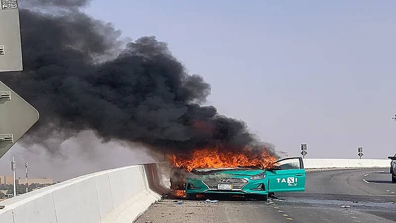 بالصور.. النار تلتهم تاكسي والرياح تسهم باشتعالها في الرياض