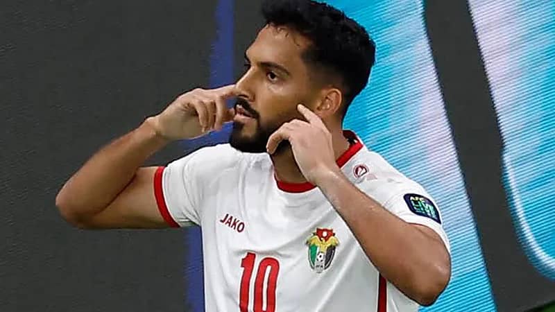 بصوتٍ عذب .. موسى التعمري يؤم المصلين بالتراويح .. فيديو