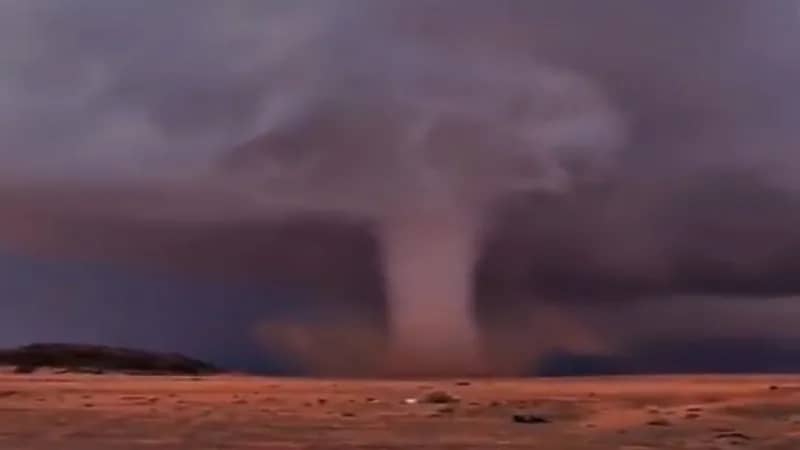 شاهد.. الأرصاد: الظاهرة الجوية النادرة في حائل يُطلق عليها "الإعصار القمعي"