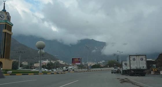 هطول أمطار على محافظة رجال ألمع