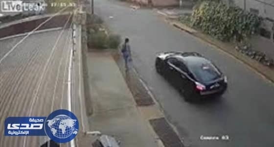 بالفيديو.. شجاعة فتاة تمنع سرقة حقيبتها