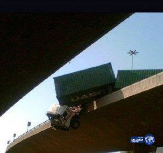 بالفيديو..20 ألف نحلة تحتل سيارة نيسان وخبراء يحذرون من بقاءه بها لسنوات