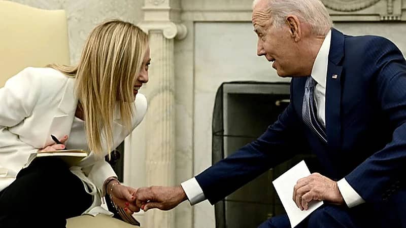 بايدن يثير الجدل بزلة جديدة مع جورجيا مليوني: أنا الرجل الوحيد غير الإيطالي .. فيديو