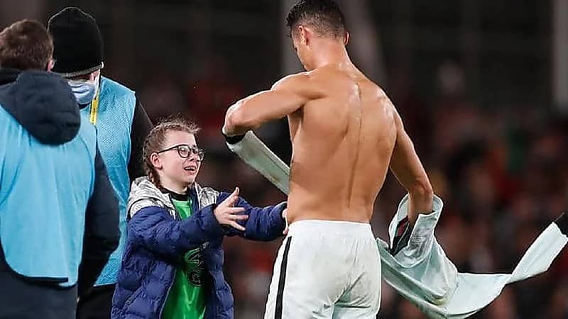 بالصور.. معاقبة الطفلة التي اقتحمت الملعب من أجل رونالدو