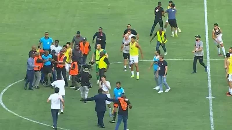 اشتباكات عنيفة في مباراة الصفاقسي وسيمبا التنزاني .. فيديو