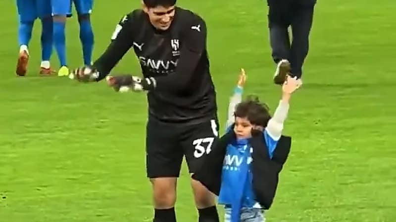 ياسين بونو يحتفلان مع جماهير الهلال بالتأهل .. فيديو