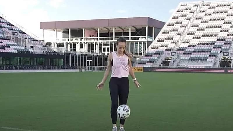 شاهد.. لاعبة تحقق رقمين قياسيين في كرة القدم الاستعراضية