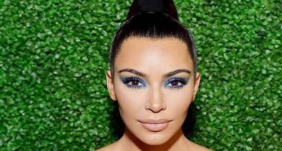 بالصور.. كيم كارادشيان في إطلالة ساحرة بالمكياج الأزرق