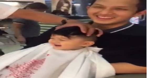 بالفيديو.. رد فعل غير متوقع لطفل أثناء حلاقة شعره