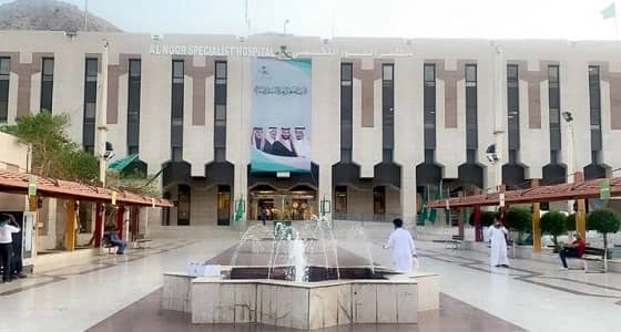 رغم وفاة والدتها .. موظفة تواصل عملها في خدمة ضيوف الرحمن