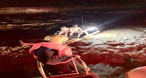 الدفاع المدني ينقذ محتجزين في وادي العين بالدلم