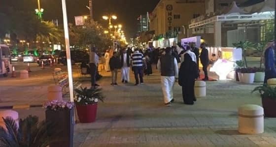 شارع التحلية بالرياض يشهد خطبة فتاة بطريقة رومانسية