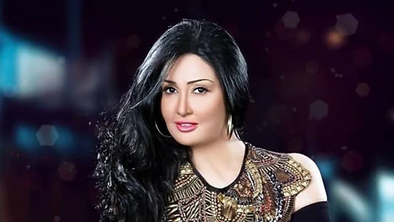 شاهد.. قبلة غادة عبدالرازق لابنتها روتانا تثير الجدل بين جمهورها  