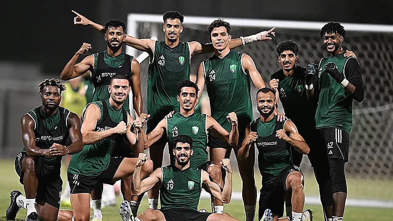 الأهلي يسقط أسماء محلية من كشوفات الفريق