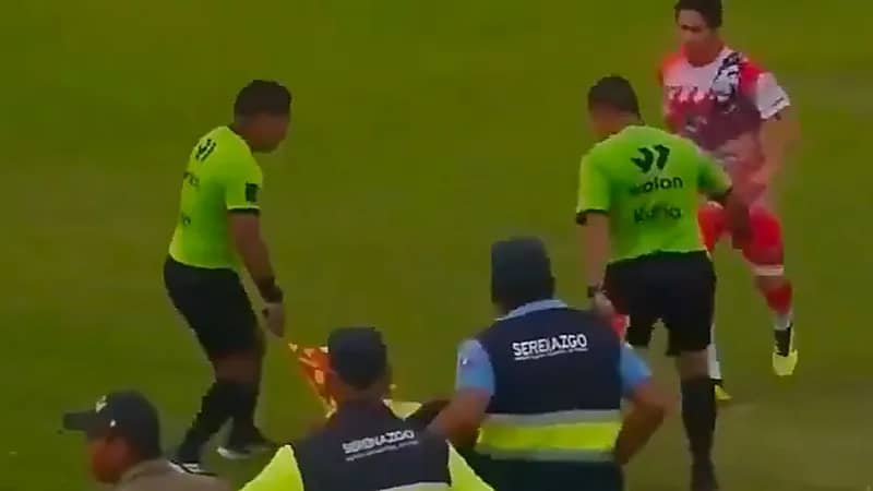 ‎حكم يضرب مدربًا بطريقة غريبة ويثير غضبًا واسعًا .. فيديو