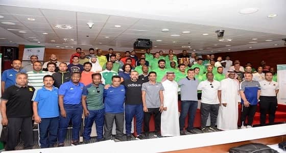 بالصور.. " كاريلي " يلقي محاضرة للمدربين الوطنيين بمدينة الملك عبدالله