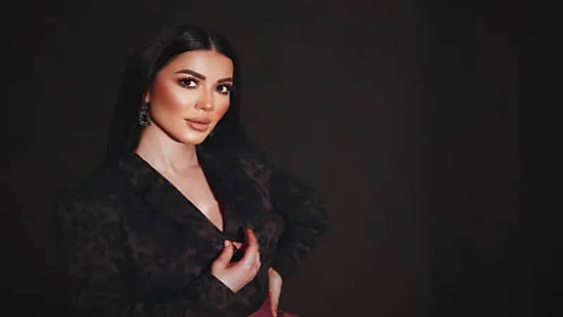 صاحبة أغنية مسيطرة تعلن انفصالها في شهر العسل