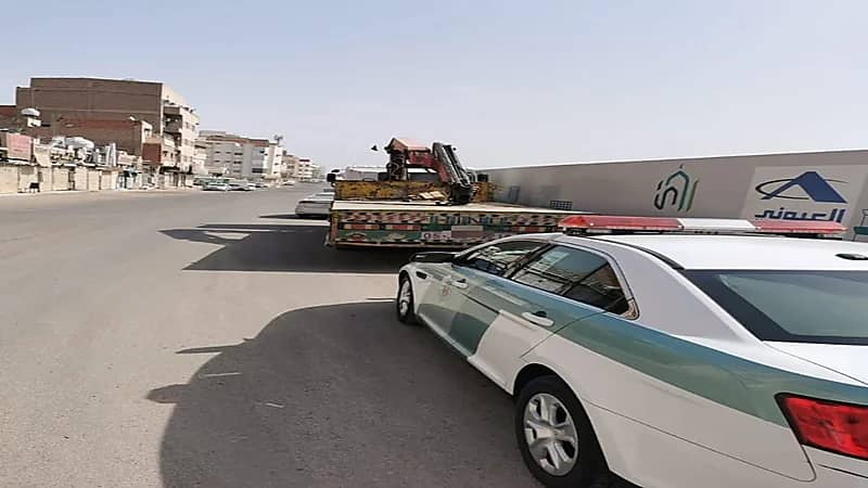 القبض على قائد مركبة متهور كاد يتسبب بحادث مروع في طريق الملك عبدالعزيز 
