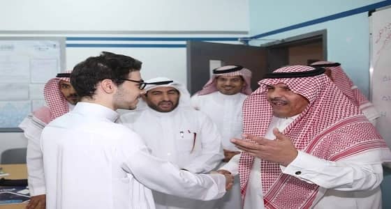 بالصور.. مدير عام تعليم الرياض يفاجئ طالبًا ويكرمه بين زملائه في المدرسة