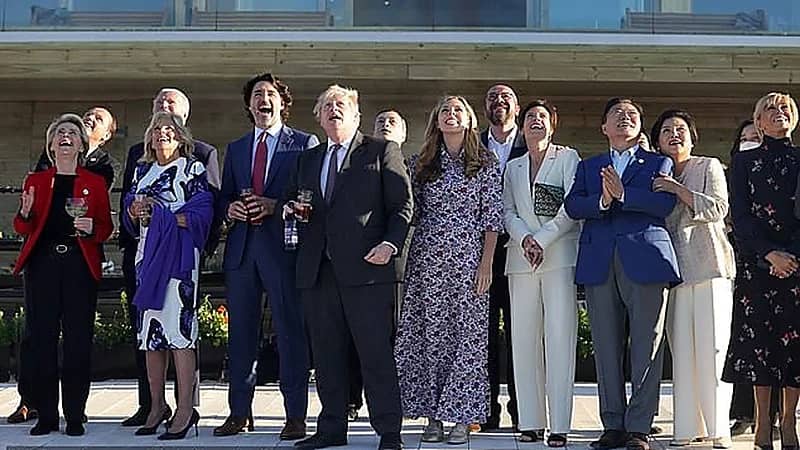 صور.. حفل شواء وتجاهل للتباعد الاجتماعي يضعان الحكومة البريطانية في مأزق