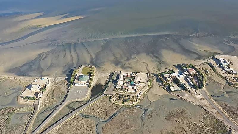 الكشف عن سبب تغير لون مياه وتربة ساحل الدوحة الغربية لـ "الأسود"