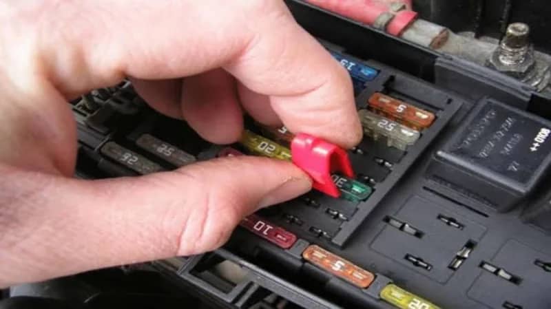 كيفية تغيير الفيوزات التالفة في السيارة