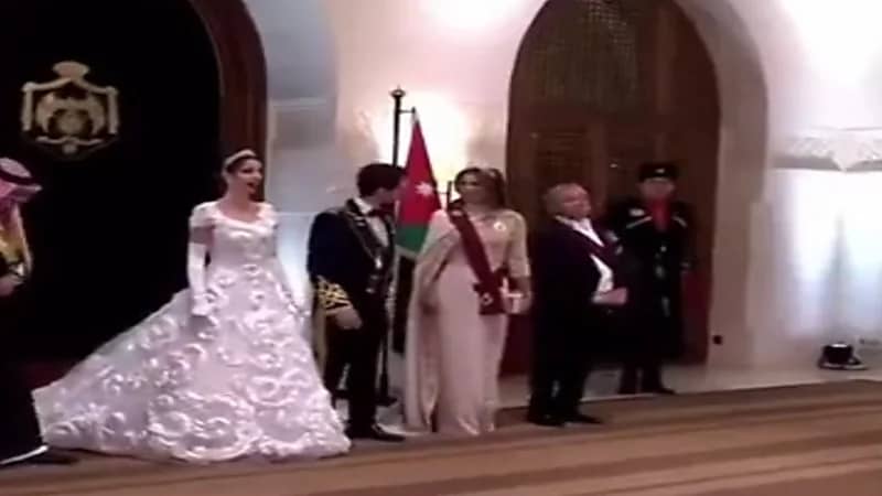 ملك الأردن يلتقط صور تذكاريه مع العروسين في نهاية حفل زفاف ولي العهد.. فيديو